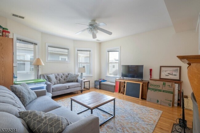 Building Photo - 54 Franklin Pl