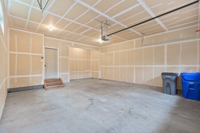 Building Photo - 10015/10017 N Whitworth Dr