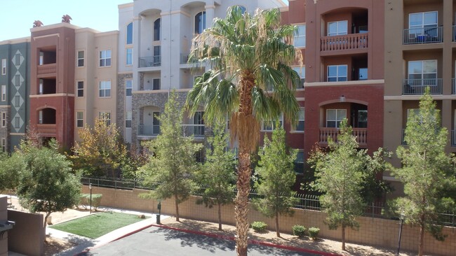 Building Photo - 2 Bedroom 3rd floor unit in Guard Gated Pa...