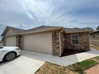 Building Photo - 9012-9014 Sandra Way