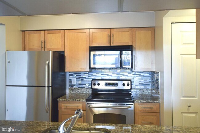 Building Photo - 10101 Grosvenor Pl