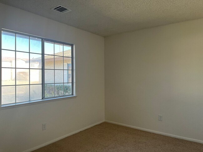 Building Photo - 4 Bedrooms 2 Bathroom home available in Victorville!!