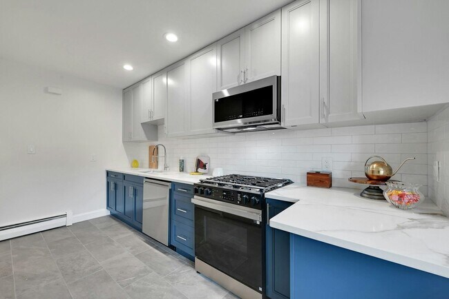 Building Photo - 158 Edgar St