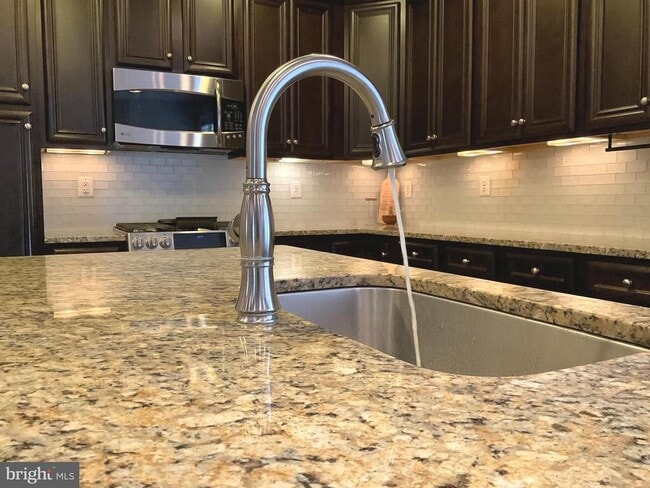 Building Photo - 3911 Chain Bridge Rd