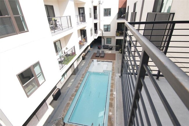 Building Photo - 2213 Poquito St