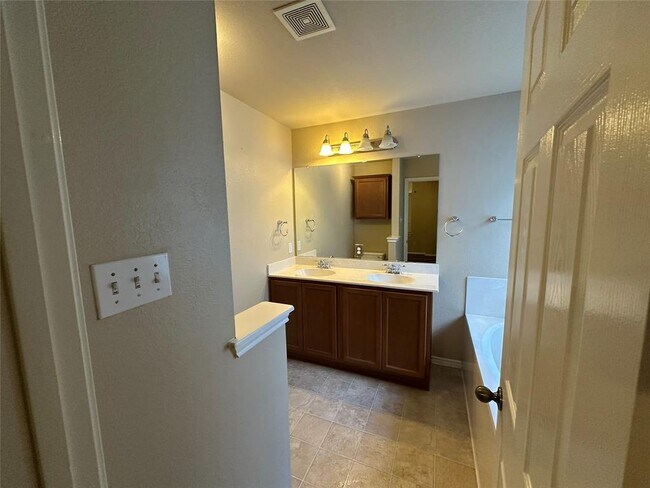 Building Photo - 10214 Maydelle Dr