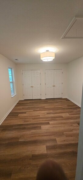 Building Photo - 119 Creekside Dr
