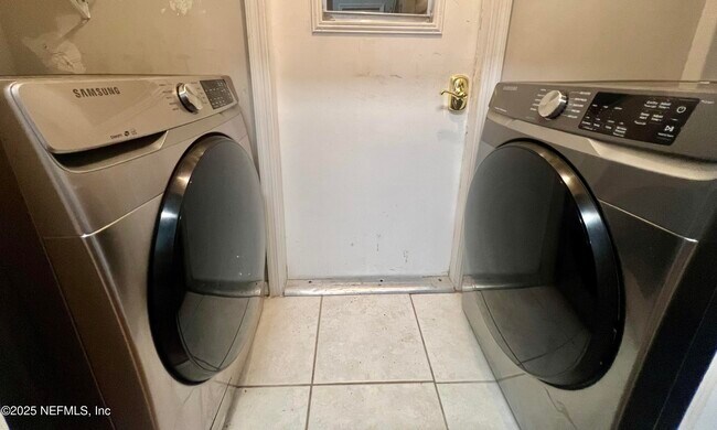 Building Photo - 8971 Rockpond Meadows Dr