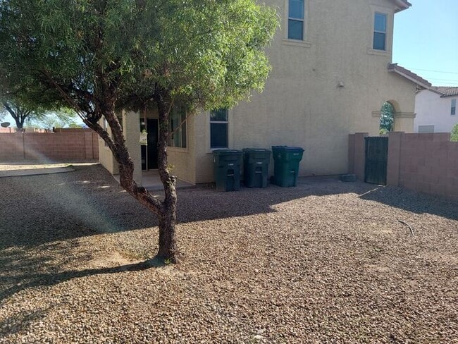 Building Photo - Beautiful 4-bedroom 3-bathroom - GREAT LOC...
