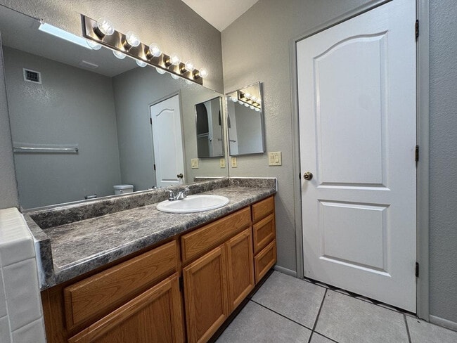 Building Photo - 4877 Los Reyes Dr