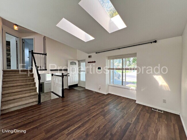 Building Photo - Adorable Burbs House