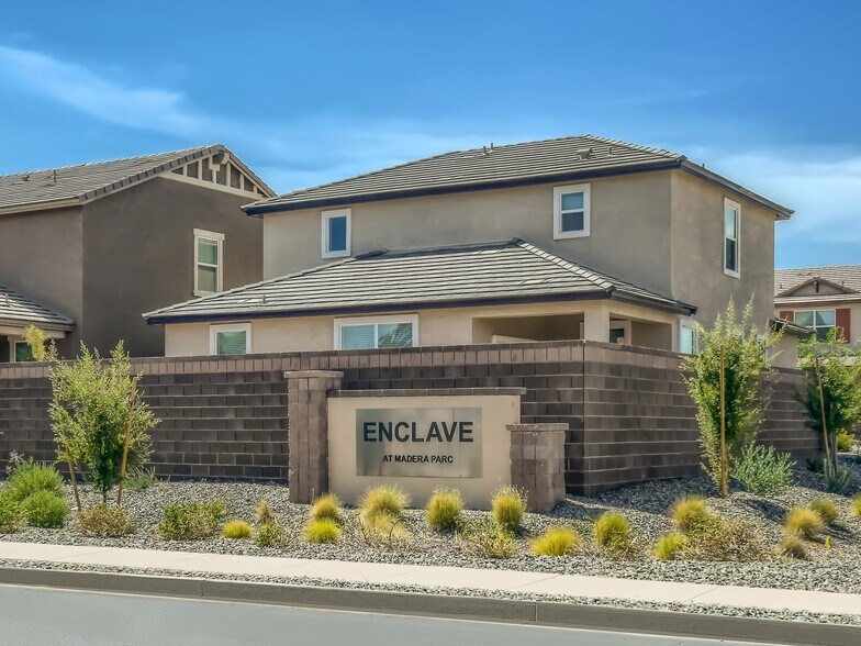 Building Photo - 647 W Hackamore Ave