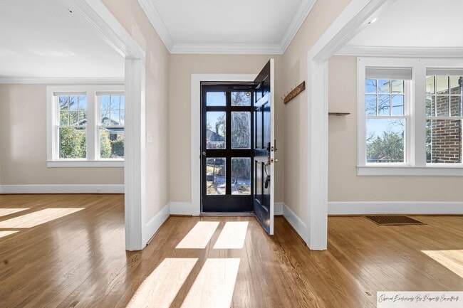 Building Photo - BEAUTIFUL ONE STORY BRICK HOME IN DOWNTOWN...