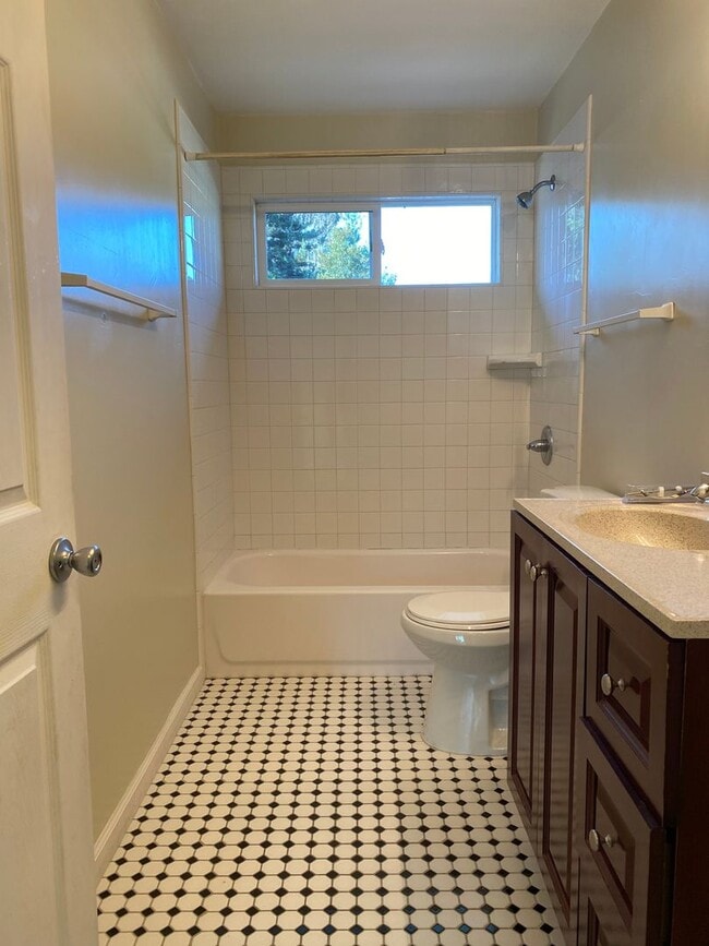 Building Photo - Two bedroom one bath house walking distanc...