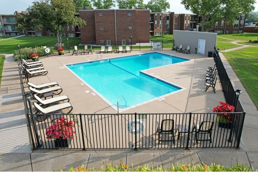 Primary Photo - Rose Mall Apartments