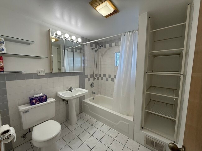 Building Photo - 4844 W Montrose Ave