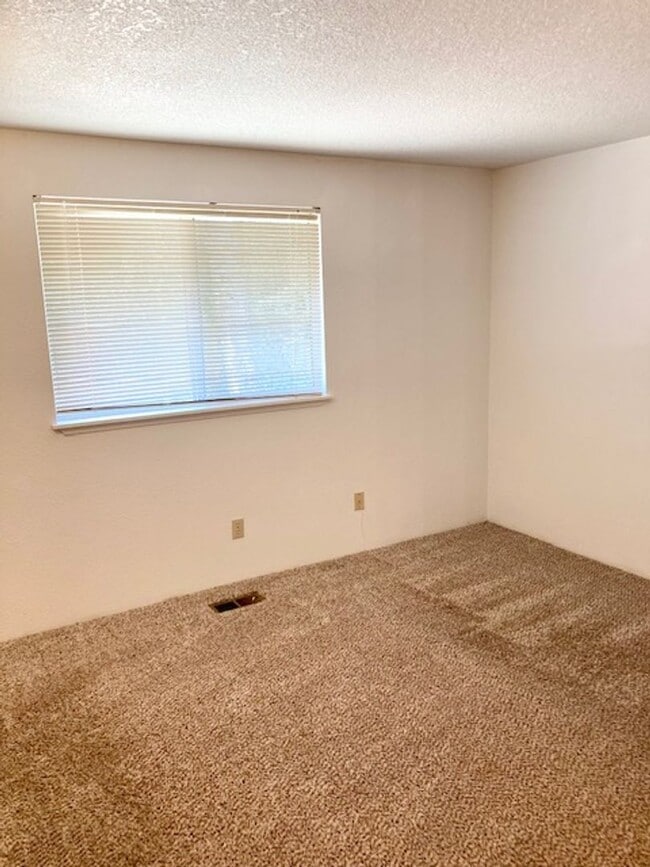 Building Photo - Charming 3 Bedroom, 2 Bathroom Gresham Home