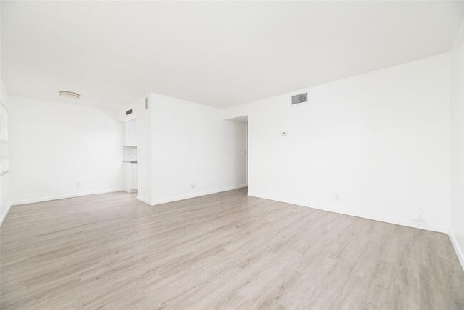 Building Photo - 1401 NE 17th Ct