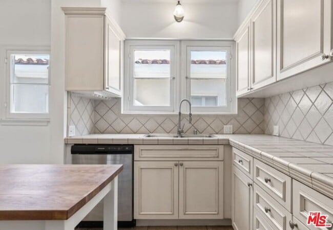 Building Photo - 361 1/2 S Doheny Dr