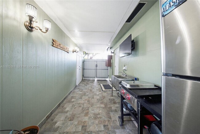 Building Photo - 300 NE 175th St