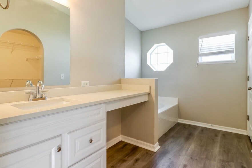 Building Photo - 1305 Alhambra Crest Dr