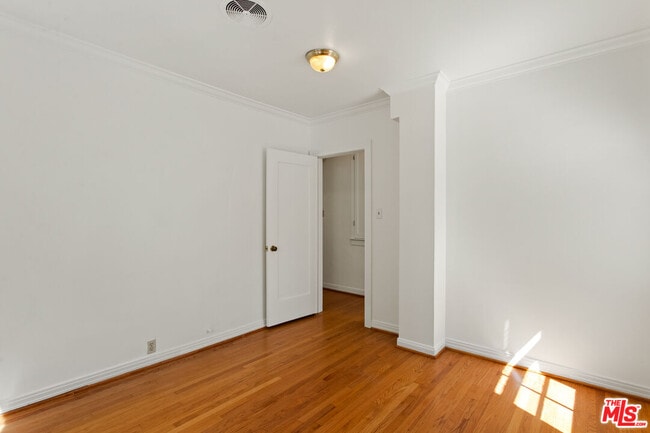 Building Photo - 3528 Fernwood Ave