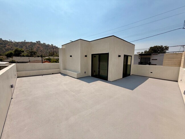 Building Photo - 2427 Shoredale Ave
