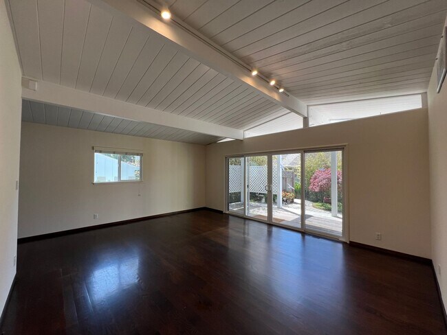 Building Photo - Charming 2BR/2BA Home Just Minutes from the Beach – Fully Landscaped, Spacious & Private