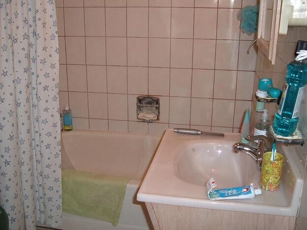 Full Bathroom - 5517 Claybourne St