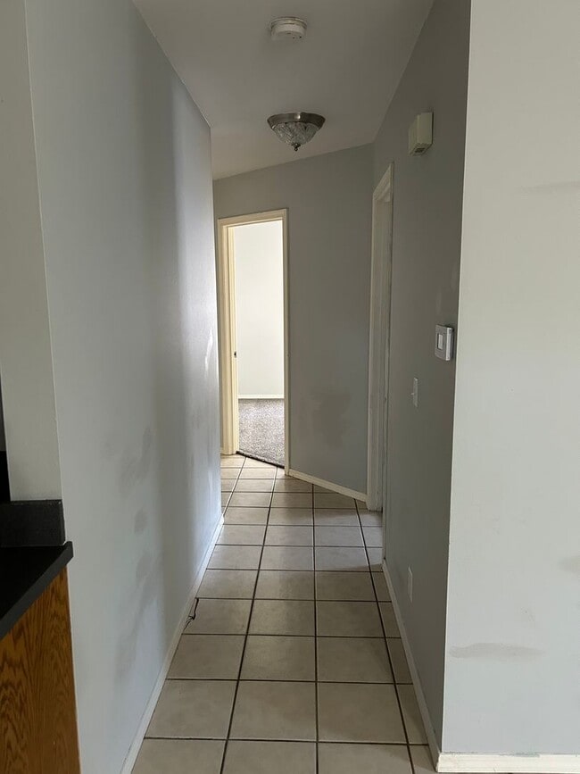 Building Photo - 904 E 5th St