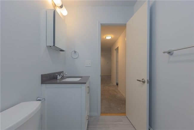 Building Photo - 8 E Lawrence Park Dr