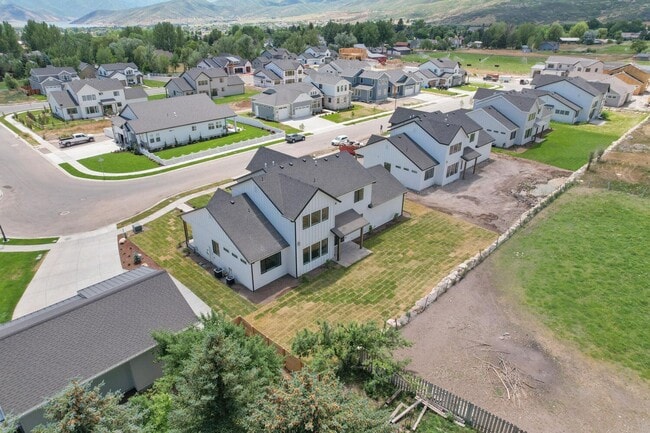 Building Photo - Cozy, Bright, and Spacious Home Nestled in Midway
