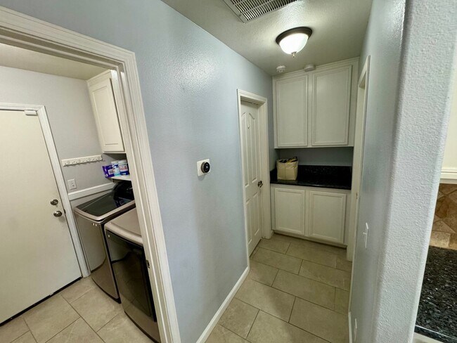 Building Photo - 40123 Vista Ridge Dr