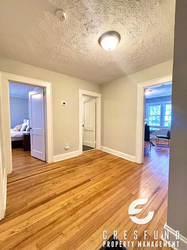 Building Photo - Charming 3 Bedroom 2 Bath Cottage style