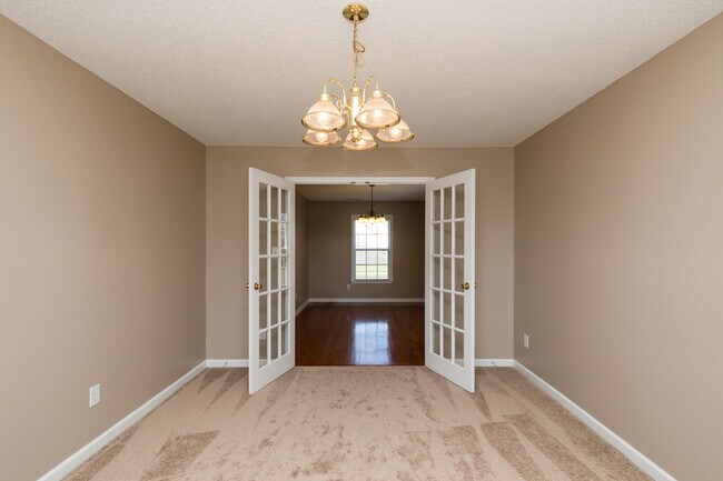 Building Photo - 4 Bedroom 2 Bath