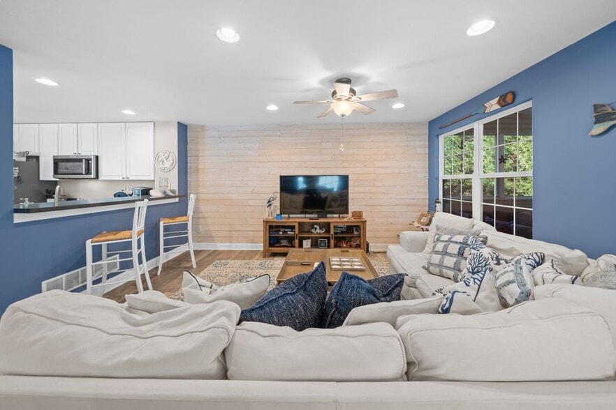 Building Photo - 17293 Queen Anne Way