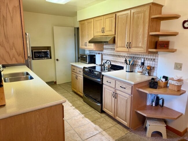 Building Photo - Unbelievable Lakewood Home
