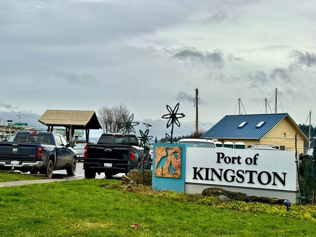 Building Photo - In town Kingston, walking distance to the Seattle and Edmonds ferry, main floor condo