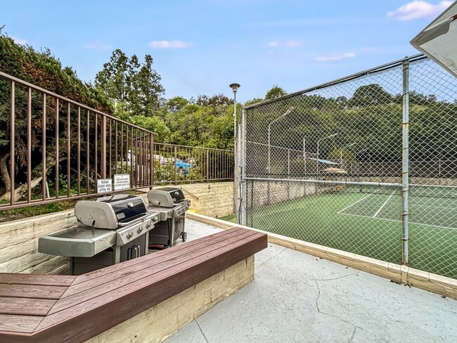 Building Photo - Beautiful 1B/1BA Condo in Hillcrest w/ Upgraded Kitchen, W/D & Swimming Pool!