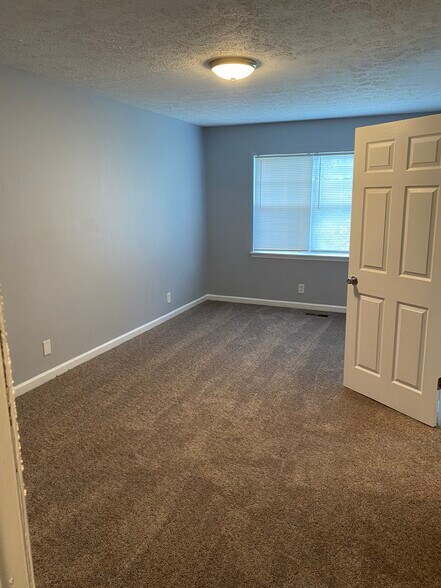 Building Photo - 738 Flint Ridge Dr