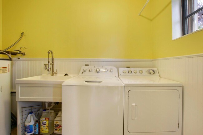 Building Photo - 2046 Cove Ln