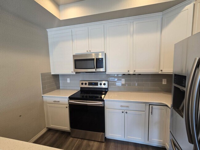 Building Photo - 3B/3B Townhome NOW AVAILABLE in Windsor! Great Location!