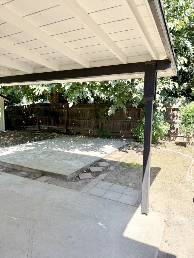 Building Photo - 814 S Cindy St