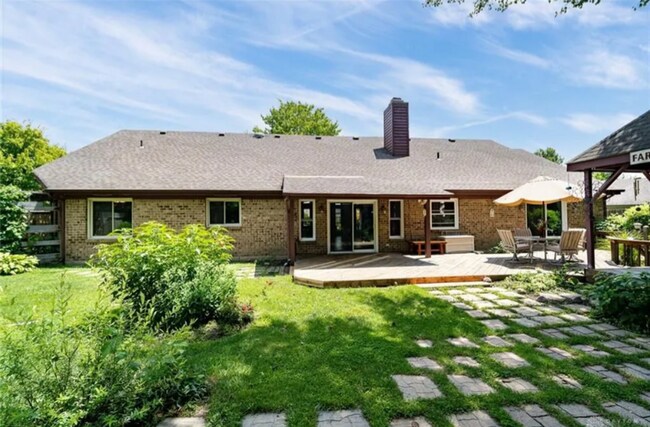 Building Photo - 3 bed 2 bath with pool