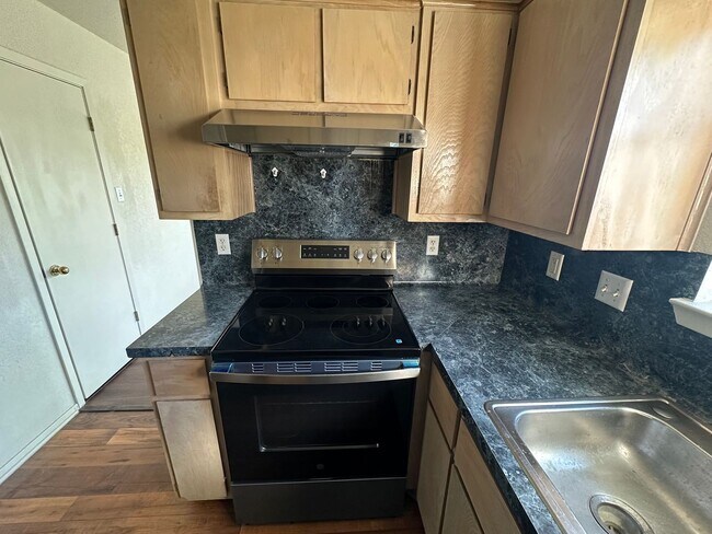 Building Photo - AVAILABLE NOW! - 2 WEEKS FREE!