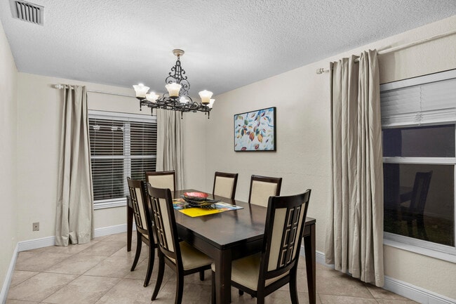 Building Photo - 1622 S Club Dr