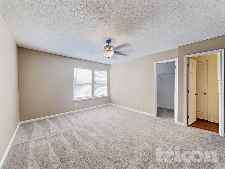 Building Photo - 4525 Connaught Dr E