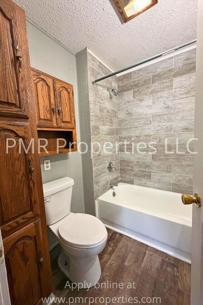 Building Photo - 2Bedrooms / 1 Bathroom House