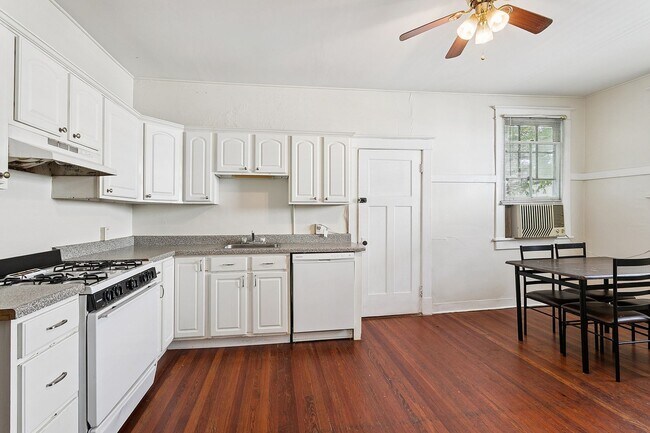 Building Photo - lrf2320