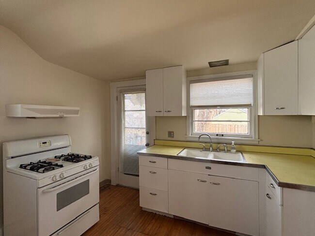 Building Photo - 2 BR/1 BA Single-Family Home in the Mac-Groveland Neighborhood!